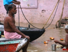 Hombre sentado en barco, Varanasi