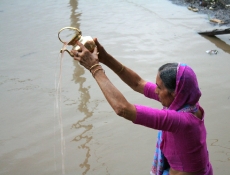 Mujer con recipiente en Varanasi
