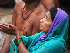 Mujer rezando en Varanasi