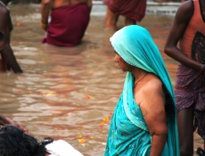 Mujer sari azul Varanasi