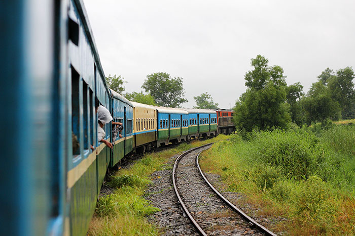 Yangón: un tren, un dólar y tres horas